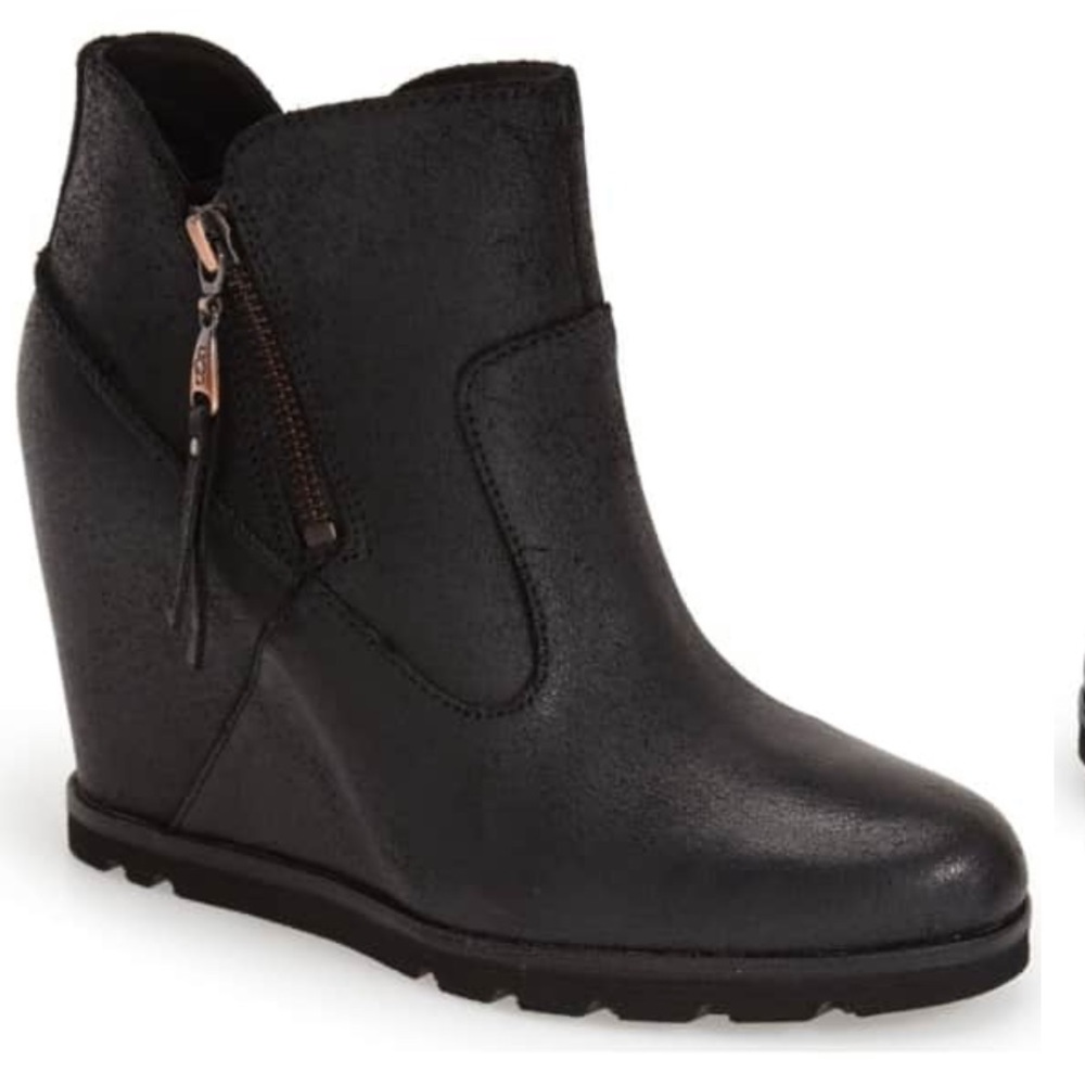 Ugg Leather & sheepskin Myrna Bootie
